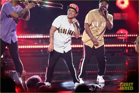Bruno Mars Kicks Off BET Awards 2017 With ‘Perm  .